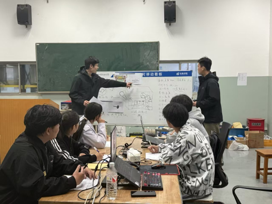 高校团队突破金属3D打印铺粉国产化：刮刀寿命提升6倍、换粉零停机，获11项国家专利